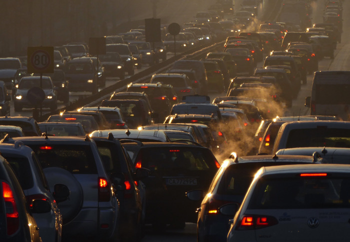 Започва голямото прибиране на българи и румънци от Гърция след